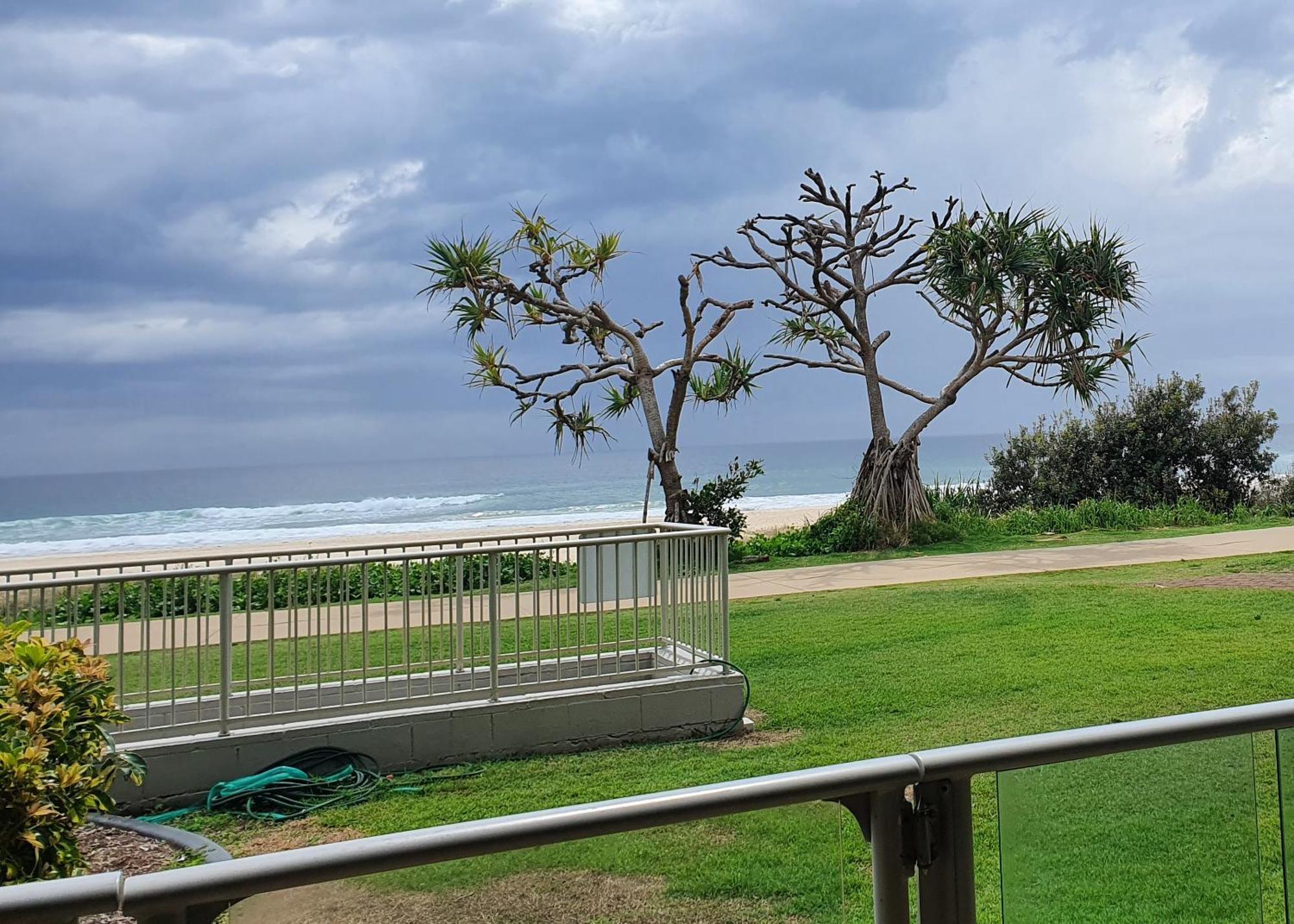 Pacific Surf Absolute Beachfront Apartments Gold Coast Exterior foto